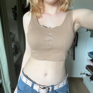 Fin tröja med broderad svamp💕 - En jättefin tröja från gina tricot i bra skick men en egen broderad svamp på framsidan💓