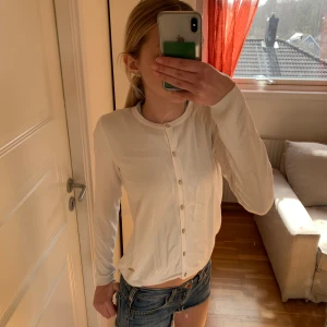 Söt kofta med guldknappar - Fin och i bra skick. Något nopprig på armarna men inget som märks!🥰 pris kan diskuteras vid snabb affär🔥