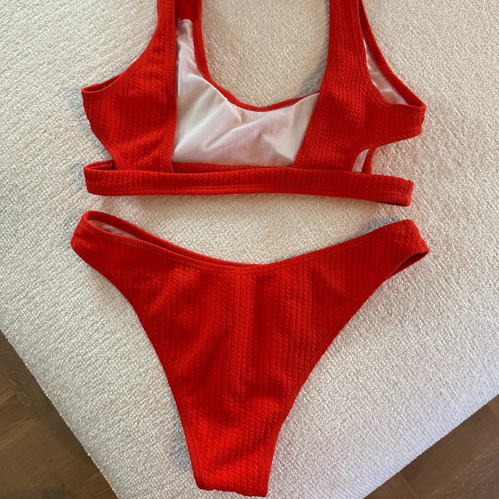En röd bikini från Zaful! Snygga cut-outs på sidorna av överdelen 💃🏼. Sällan använd och såå fin färg 🙌🏼 49kr st för varje del, köp hela för 70kr. Övrigt.