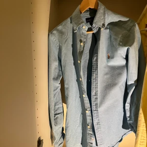 Ralph lauren skjorta - Blå skjorta från Ralph lauren. Grym till våren och sommaren. Storlek S