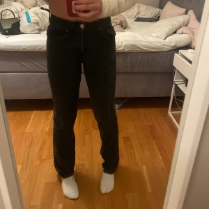 SVARTA MIDWAIST JEANS - Säljer dessa supersnygga midwaist jeansen från Zara! 🖤 Passar till allt och är jättesnygga till vardags och på fest! 🌟 Priset är diskuterbart vid snabb affär! 😊Skriv för fler bilder! ⚡️