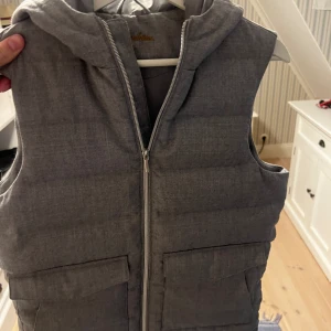 Stenströms Väst - Helt oanvänd ljusgrå Stenströms väst, nypris 3600kr, small, är öppen till prisförslag 