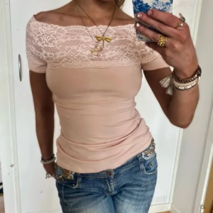 Spets tröja - Dom 2 första bilderna är lånade av stella.sss men exakt samma tröja❤️ Rosa spets tröja från H&M, storlek S Perfekt skick utan några defekter, skriv om ni vill ha fler bilder annars tryck på köp nu❤️
