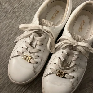 Michael kors skor -  säljer mina mk skor, köpt här på Plick och endast använt en gång. då dom var för små för mej (har 38). 💞 nypris: 1200