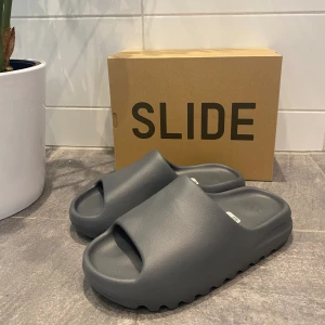 Yeezy slides 43  - Yeezy slides 43 ”slate grey” helt nya  Kvitto finns 