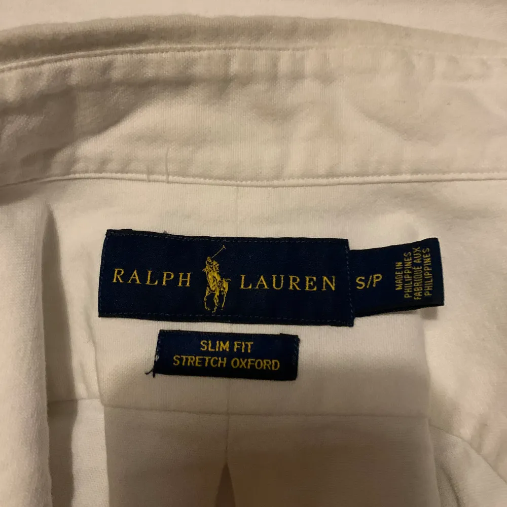 Säljer nu min Ralph Lauren skjorta som har mycket kvar att ge till ett väldigt bra pris. Skjortor.