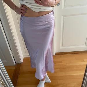 Satin kjol - Säljer denna superfina ljuslila satin kjolen då den blivit lite för lite. Är i jätte fint skick och så fin på sommaren! Använd ca 5 gånger ☀️💗