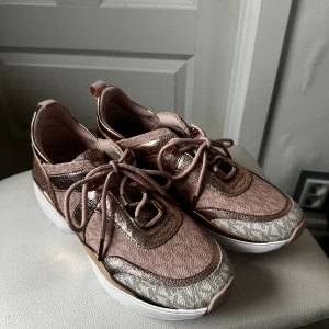 Michael Kors skor - Helt nya sneakers från Michael kors, aldrig använt och säljer därför dessa! Perfekta nu till vår/sommar!! Orginal pris 2000 kr men säljer för 1400 kr ❤️ pris kan såklart alltid diskuteras ❤️❤️