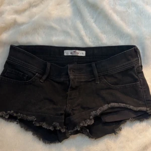 lågmidjade jeans shorts - så fina lågmidjade jeansshorts till sommarn, säljer pga att dom är för stora 