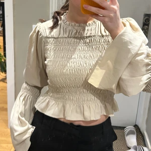 Blus - Superfin blus från NA-KD med charmigt åtsittande midja som både framhäver byst och midja. Passar tyvärr inte mig längre. 