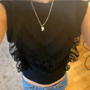 Zara topp  - Snygg broderad topp