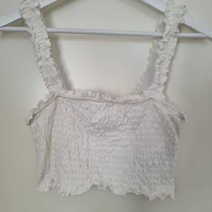 Vit croptop  - Vit cropped linne från Vero Moda i storlek M, stretchig. Fint skick.