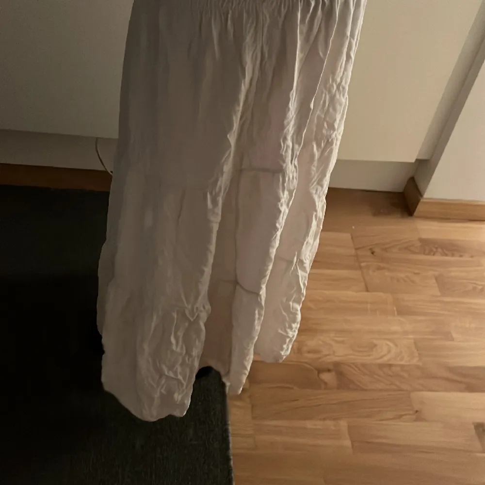 Hej säljer denna långa kjolen använd Max 2-3 gånger jätte bra sick passar storlek s även M köpt på missäy . Kjolar.