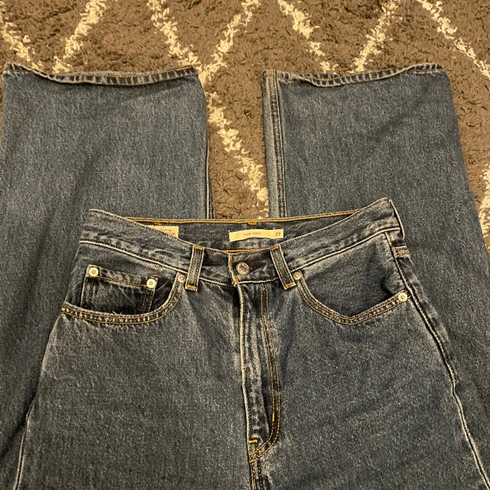 Är i bra skick, knappt använt eftersom de var för stora för mig, är high loose jeans . Jeans & Byxor.