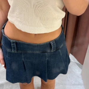 Jeans kjol  - En super fin jeans kjol, aldrig använd 🥰