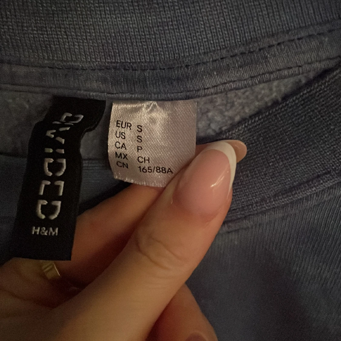 Blå sweatshirt med gult tryck. Storlek S. - 91