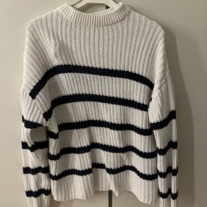 Stickad tröja - Fin stickad tröja i storlek S. Fint skick, knappt använd.