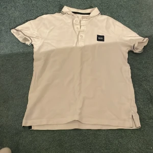 Hugo boss piké tröja - Size xs och skicket på tröjan är typ 9/10 och har bara använts ca tio gånger 