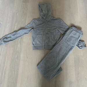 💕Juicy Couture komplett mjukisdräss 💕 - Storlek 9/10 , jätte fint skick , inga missfärgningar eller fläckar!!