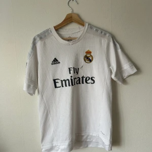 Real Madrid fotbollströja  - Reals hemmaställ från säsongen 15/16 med ronaldo på ryggen Har ett litet hål vid sponsorn tyvärr