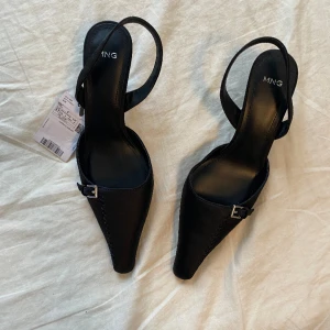 Svarta Kitty heels - As snygga Svarta Kitty heels från Mango🖤  Passar riktigt snyggt med ett par blåa jeans😍  Vid köp av fler varor av mig får du 15% rabatt på alla kläder🤑  Du står för frakt😊