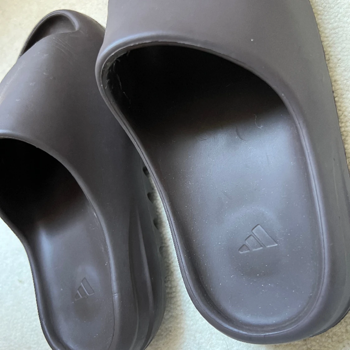 Yeezy Slide Soot - 90