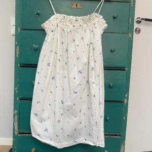 Blommig klänning  - Så fin blommig klänning som är perfekt till vår och sommar.☀️skriv till mig privat för ex. bilder på! 💕
