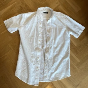 Linne skjorta - Säljer nu min linne skjorta, Aldrig använd så skick 10/10, Storlek S men passar även M, Pris 250