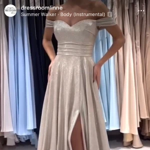 Balklänning - Superfin balklänning från dressroom linne i göteborg, andvänd en kväll, glittrar verkligen i solen, en balklänning som verkligen är unik. Kan kemtvättas innan. Inga anmärkningar på den