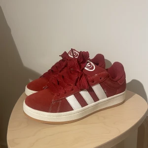Adidas campus 00 - Röda adidas campus 00 i storlek 38. Helt oanvända. Köparen står för frakten.