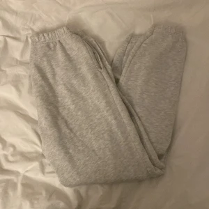 Mjukisbyxor - Gråa mjukisbyxor från Gina Tricot i stl M, men skulle även säga att de passar s väldigt bra. Välanvända men ändå i bra skick, inga skador. Lite boppriga på vissa ställe . Köptes för ca 300💗