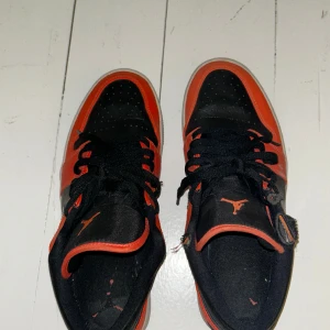 Air Jordan 1 Low  - Skick 7/10 Lite sliten på höger sko (se bild 3) 