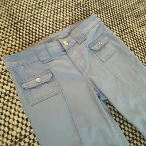 H&M lågmidjade jeans - Superfint skick! Storlek 36 ❣️skicka ett meddelande vid fler frågor!