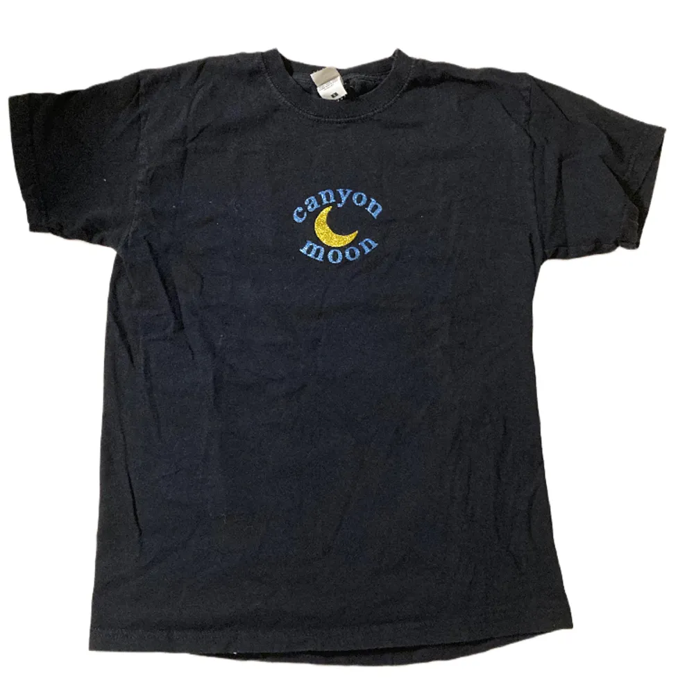 T-shirt med glittrigt ”Canyon moon” tryck🌜. T-shirts.