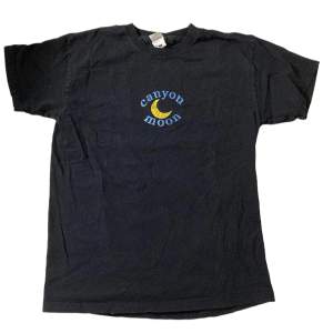 T-shirt med glittrigt ”Canyon moon” tryck🌜