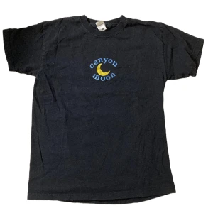 T-shirt med glittrigt tryck  - T-shirt med glittrigt ”Canyon moon” tryck🌜