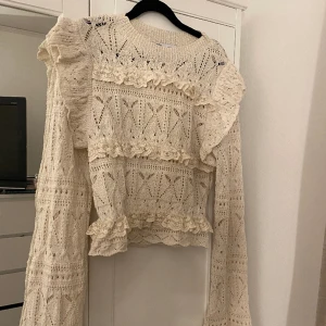 Zara tröja  - Jättefin tröja från zara , storlek M men passar s också skulle jag säga! Väldigt fint skick, använd kanske 3 gånger💗