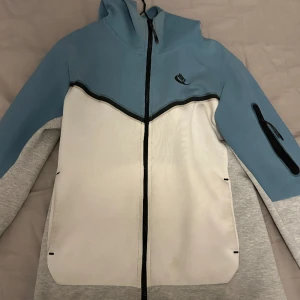 Nike tech - Köpt på Plick i sommras säljer pågrund av att den ej passar min stil använd några gånger men nu skick skulle jag säga