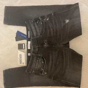 Slitna Replay anbass - Jag säljer nu de fetaste jeansen på marknaden ( Slitna Replay Anbass) som är helt sprillans nya. Modellen heter Anbass vilket är slim, jeansen är i storlek 33/32 men sitter som 30/32. Og grejer följer med. Hör gärna er dig vid frågor eller funderinga
