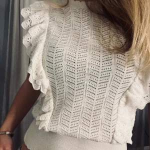 Linne - Jätte snygg tröja med volanger.💗😊