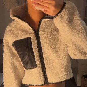 Teddy kofta  - Säljer denna mysiga teddymaterials koftan/jackan i krämvit för att jag inte får så mycket användning av den, den är därav i bra kvalitet! Köpte den från Gina Tricot 💕