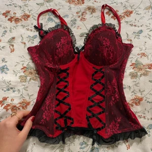 Röd Korsett - Röd korsett topp i fint skick 💋  Storlek 85B, använd gärna "köp nu" för att köpa 🫶