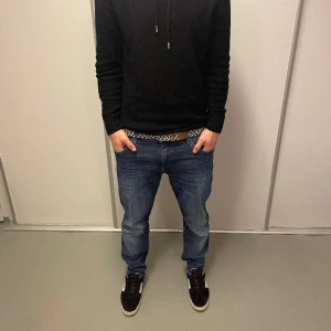 Lindbergh hyperflex jeans - Lindbergh jeans som är köpta nya på Wagner för 1299! Jeansen är uppsydda och passar bäst om du är runt 176-184! De är hyperflex så är de väldigt töjbara. Vi släpper dessa för 699kr! För fler frågor eller bilder skriv i dm!