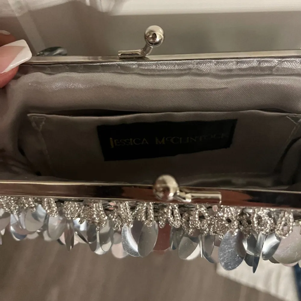 Säljer min party väska från Jessica McClintock som är köpt i usa🤍 aldrig använd och i nyskick, pris kan diskuteras❤️. Väskor.