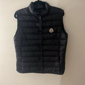 Moncler väst  - Säljer min Liane gilet moncler väst då den inte kommer till användning längre, sällan använd och fint skick, storlek 3 men lite liten i storleken💕