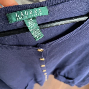 Ralph Lauren Kofta - Säljer min marinblå Ralph Lauren kofta som passar till exakt allt! Fickorna är fake och igensydda. Storlek S/M. Skick 7/10. Tveka inte höra av er om ni har några funderingar!!<3 säljer en exakt likadan fast i rosa oxå!