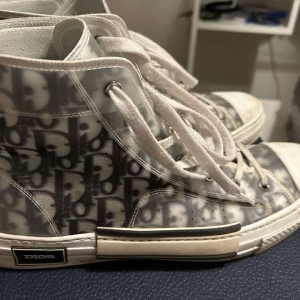 Dior skor - Säljer mina dior skor i bra skick. St 44-45. Pris kan diskuteras. Skorna går för 11 000! Har kvitto och box osv.