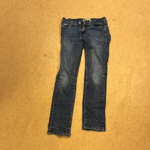 Levi’s 510 skinny  - Ett par Levi’s 510 lågmidjade skinny perfekta inför våren Änvända fåtal gånger Pris kan diskuteras vid snabb affär