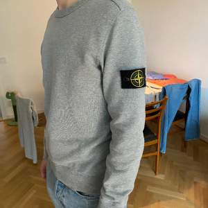 Säljer en Stone island sweatshirt i storlek S. Tröjan är i nyskick 