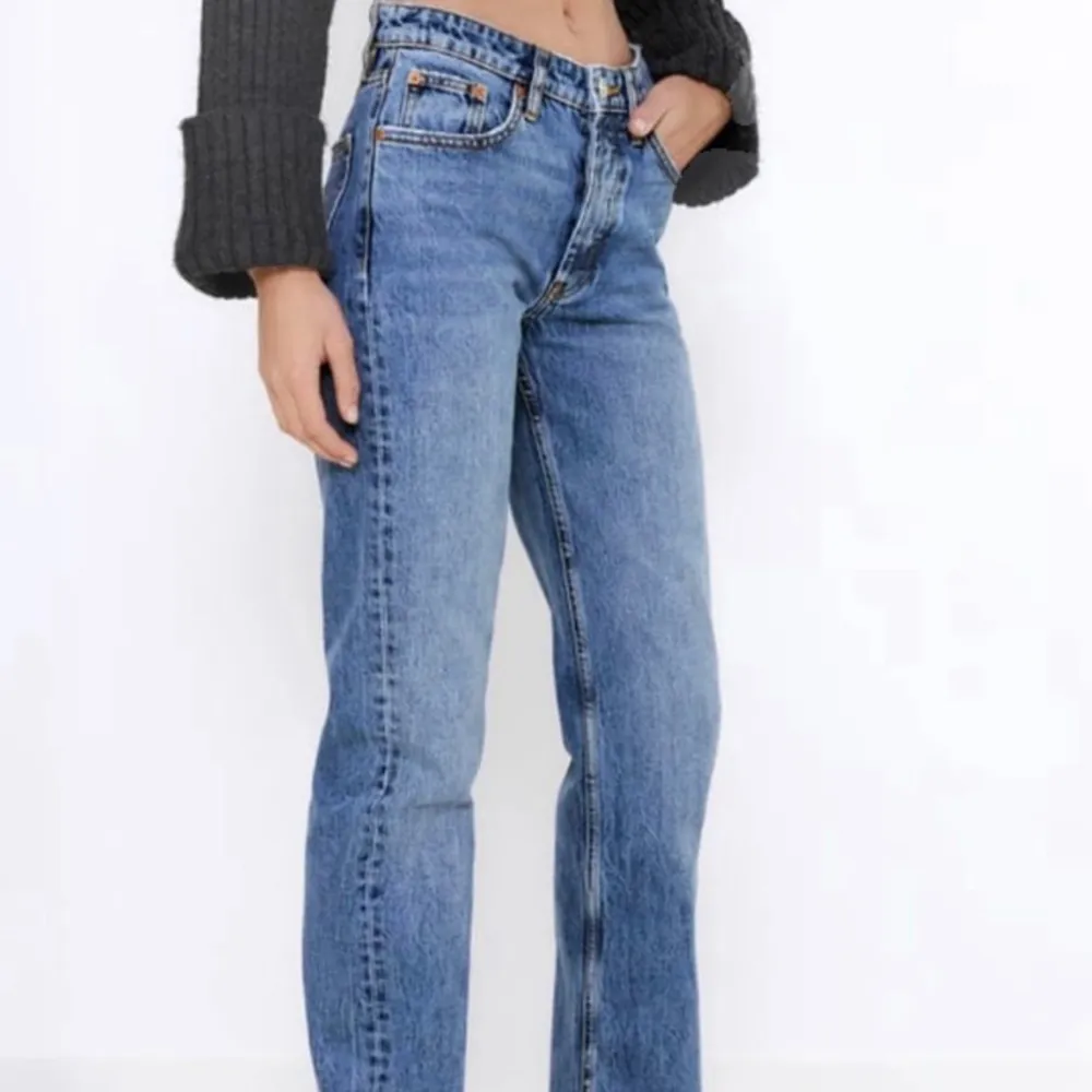 Säljer mina zara jeans i modellen the midwaist straight då de inte passar längre . Jeans & Byxor.